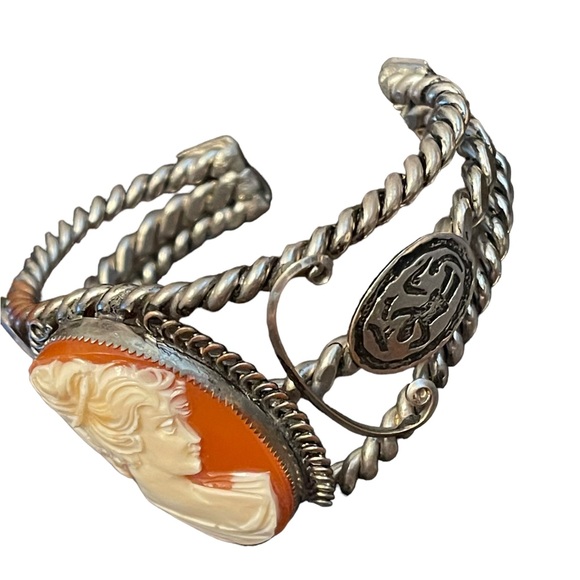 Vintage Lovely Large Resin Cameo realistic look Heavy chunky Bangle - Picture 6 of 8